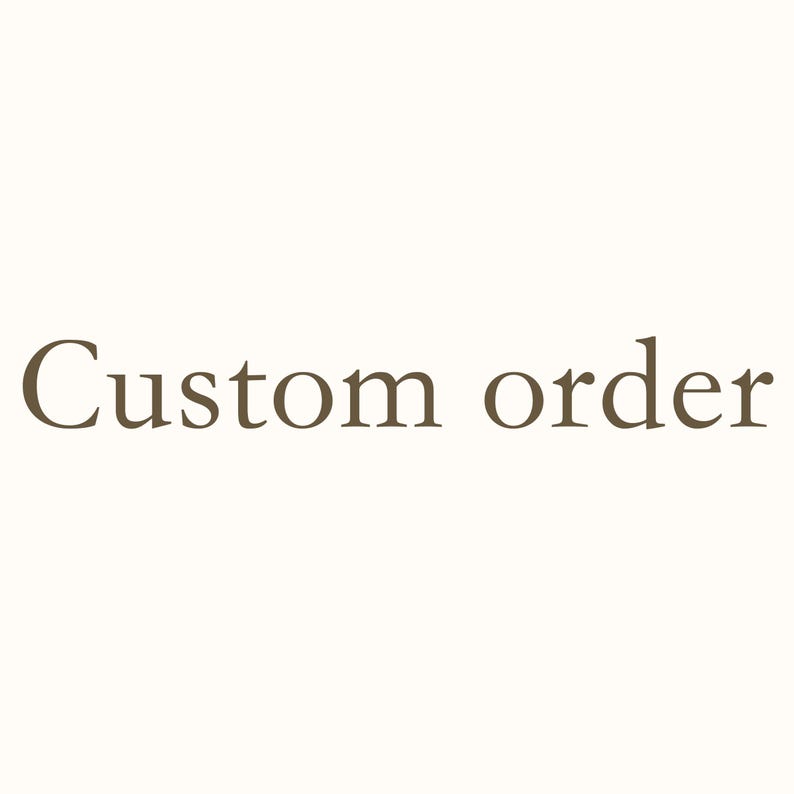 Puede incluir: Las palabras "Custom order" en fuente serif marr&oacute;n sobre un fondo crema. El texto est&aacute; centrado y las letras est&aacute;n espaciadas uniformemente.