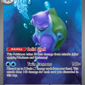 Peut inclure: Une carte à collectionner Blastoise ex avec 330 PV, représentant un personnage tortue violet et bleu avec une carapace verte. La carte affiche la capacité Solid Shell, l'attaque Twin Cannons, ainsi que des règles de jeu, le numéro 200/165 et l'illustrateur.