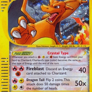 Peut inclure: Carte Pokémon Charizard avec un dragon orange. La carte a une bordure jaune et du texte comme "Fireblast" et "Dragon Tail". La carte mesure 170 cm de long et pèse 91 kg.