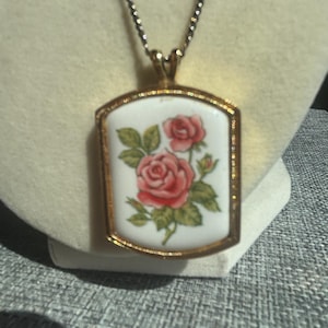 Vintage Avon Rose Pendant Gold Chain Necklace