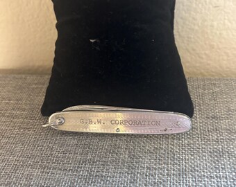 Vintage pocket knife. 3 inches long.