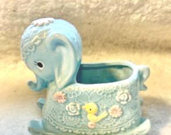 Maceta de cerámica con forma de elefante mecedora para bebé en color azul pastel de Napcoware