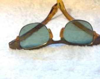 Rare! Vintage cat-eye sunglasses featuring mid-century design l lower rims and