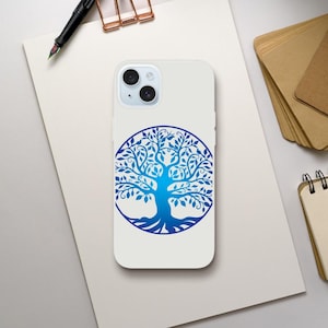 Op de afbeelding: Een witte telefoonhoes met een blauw en wit boom des levens ontwerp.
