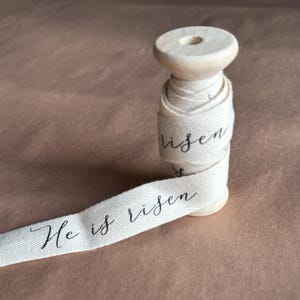 イースターのための「彼は復活した」リボン イースターのための宗教的なリボン 「彼は復活した」イースターのためのキリスト教の装飾 イースターのためのリボン キリスト教のテーマの装飾
