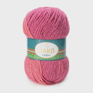 Puede incluir: Ovillo de lana Nako Ombre en tonos rosa y melocotón. La lana está envuelta con una etiqueta turquesa con el nombre de la marca y los detalles del producto. Ideal para proyectos de punto y ganchillo.