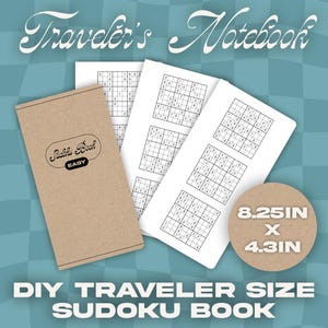 Può includere: Un libro di Sudoku fai-da-te formato Traveler Size con una copertina in carta kraft con l'etichetta "Sudoku Book EASY". L'immagine mostra pagine aperte con enigmi Sudoku e un'etichetta rotonda di 21cm x 11cm.