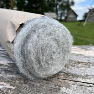 Lana cardada para fieltro color gris niebla, 500 g / 17,6 oz, 21 micras, con certificación Woolmark y OEKO-TEX® para fieltro húmedo, fieltro con aguja e hilado.