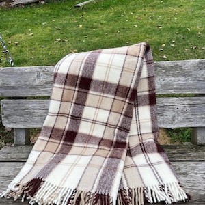 Coperta in lana con motivo scozzese beige neutro, crema e marrone cioccolato, personalizzabile con ricamo del nome, regalo con monogramma per lei.