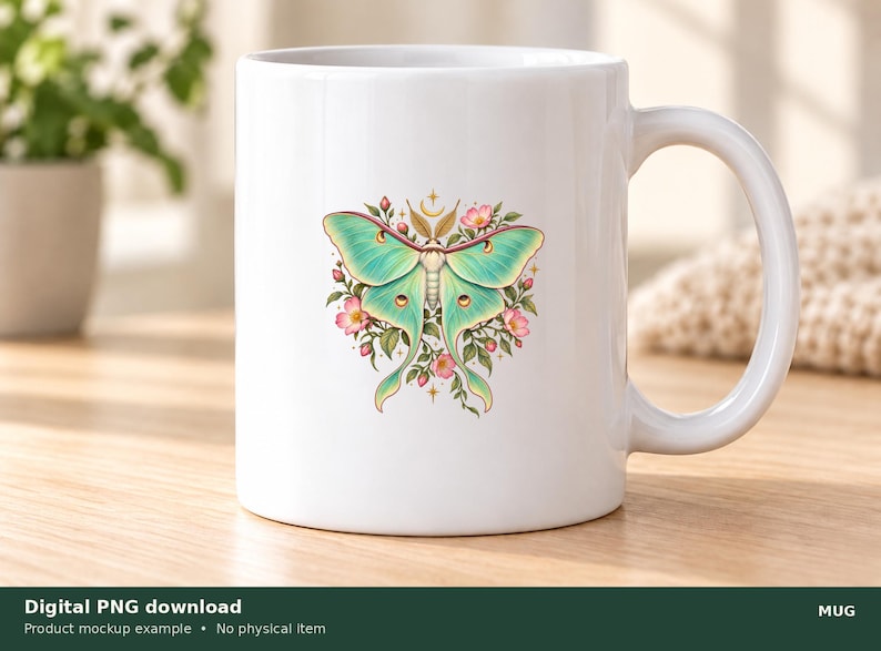 Pu&ograve; includere: Una tazza in ceramica bianca con una grafica centrale raffigurante una falena luna verde chiaro circondata da piccoli fiori rosa, foglie verdi e un simbolo di mezzaluna dorata posizionato sopra la testa della falena.