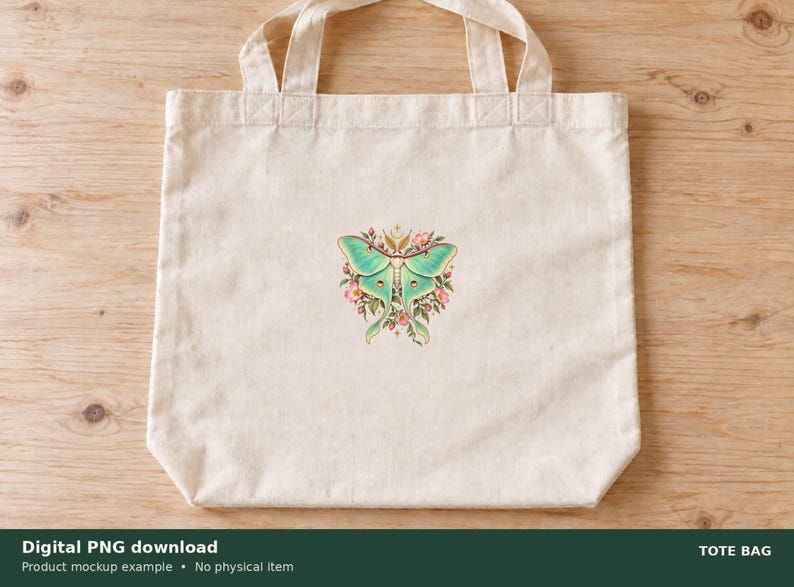 Pu&ograve; includere: Una borsa tote in tela color naturale con un'illustrazione grafica centrata di una falena luna verde chiaro circondata da piccoli fiori rosa e foglie verdi. Il disegno &egrave; posizionato al centro della borsa, dotata di due manici.