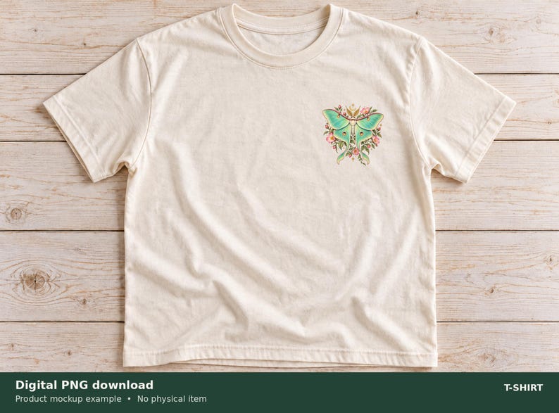 Pu&ograve; includere: Una t-shirt a maniche corte color crema con una piccola grafica sulla parte superiore sinistra del petto. La grafica raffigura una falena luna verde chiaro circondata da piccoli fiori rosa e arancioni e foglie verdi sopra le ali.