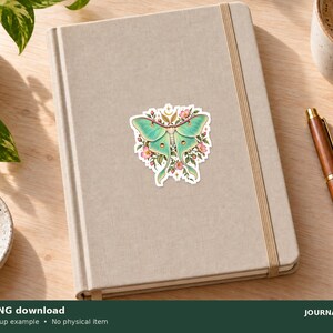 Pu&ograve; includere: Un adesivo fustellato raffigurante una falena Luna verde chiaro con delicati motivi sulle ali, circondata da piccoli fiori rosa, foglie verdi e accenti a forma di stella dorata. La falena &egrave; centrata con un design simmetrico dai colori pastello.