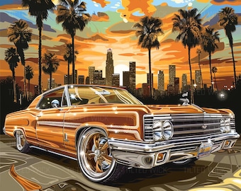 Op de afbeelding: Een gouden vintage auto met chroomaccenten staat geparkeerd voor een skyline van een stad bij zonsondergang. Palmbomen flankeren de straat op de voorgrond. De auto heeft een Californië kenteken.