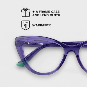 Op de afbeelding: Paarse cat-eye bril met een turquoise accent op de pootjes. De bril wordt geleverd met een jaar garantie, een brillenkoker en een brillendoekje.