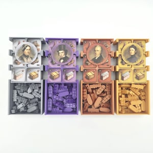 Pode incluir: Quatro organizadores de jogos de tabuleiro retangulares nas cores cinza, roxo, marrom e amarelo. Cada um contém pequenas fichas de navios de plástico, peças quadradas com ilustrações de baús e um retrato circular de uma figura histórica.