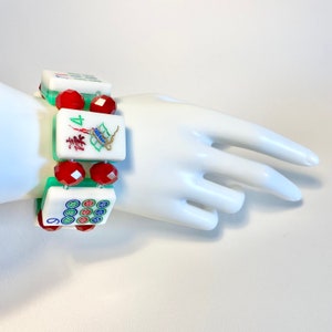 Pulsera vintage de azulejos Mahjong: Lucita en capas, cristales rojos, azulejos Scholar Arts. imagen 8
