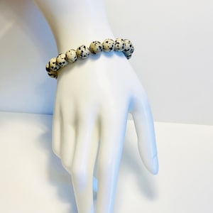 Pulsera de jaspe dálmata: color topo con motas negras, 17 cm (6,75 pulgadas)