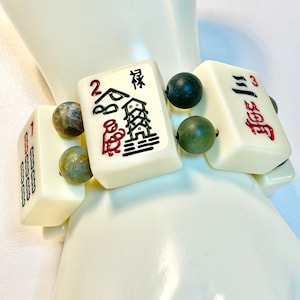 Pulsera Mahjong: Azulejos color crema con cuentas de jaspe natural en colores otoñales. ¡El azulejo principal tiene una pagoda!