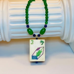 Collar antiguo de azulejos Mahjong: Hueso y bambú tallados a mano sobre jade verde con lapislázuli.