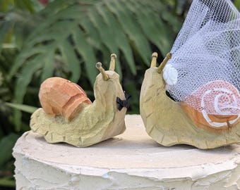 Novidade! Topo de Bolo de Casamento em Forma de Caracol Esculpido à Mão em Madeira – Conjunto para Noivos