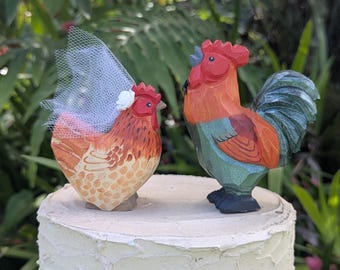 Conjunto de enfeites de bolo de casamento em madeira esculpida à mão, representando galinha e galo.