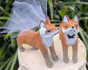 Topo de bolo de casamento com raposas, noivos raposos esculpidos à mão em madeira, decoração para casamento na floresta/bosque.