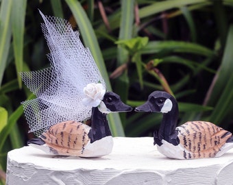 ¡Nuevo! Adorno de pastel de boda de ganso de Canadá: Adorno de pastel de pájaro de amor de novia y novio de madera tallada a mano - personalización, personalización