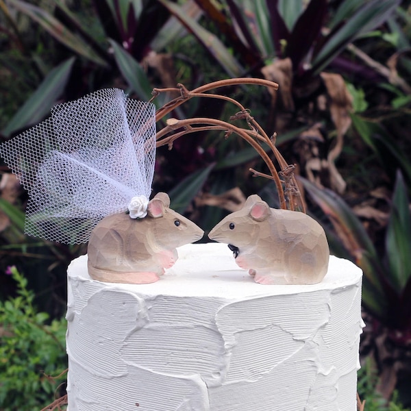 Adorno para tarta de bodas de ratón de campo: adorno para tarta de bodas de madera tallado a mano con forma de ratón para novios.