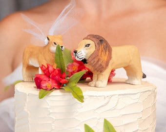 Topo de Bolo de Casamento Leão - Noivos esculpidos à mão em madeira -- Presente para Recém-Casados/Aniversário