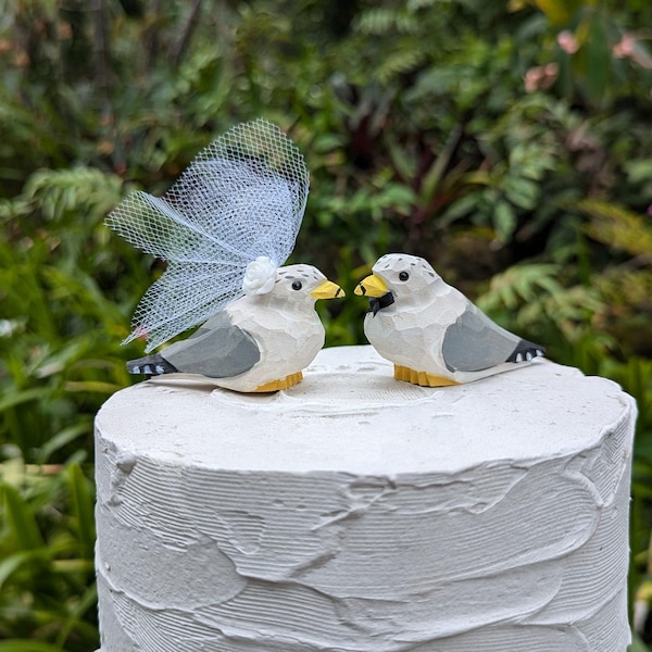 Adorno para tarta de bodas con forma de gaviota: novios con gaviotas de madera tallada a mano. Perfecto para tu boda junto al mar.