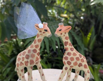 Topo de bolo de casamento com girafas, noiva e noivo esculpidos à mão em madeira, decoração para casamento com tema safari/selva.