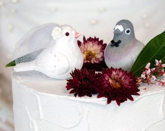 Hochzeitstortenfigur in Taubenform: Handgeschnitzte Brautpaarfigur aus Holz für Verlobungsfeiern oder Probeessen in New York City