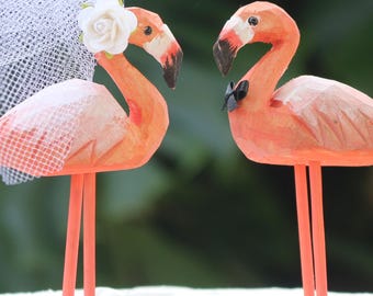 Topo de Bolo de Casamento Flamingo - Topo de bolo esculpido à mão, personalizado e sob medida para um casamento tropical.
