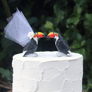 Toucan Hochzeitstorte Topper - handgeschnitzt, individuell und personalisierte Kuchen Deckel für eine tropische Hochzeit