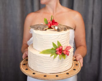 Topo de Bolo de Casamento em Madeira Esculpida à Mão com Tema de Jacaré - Noivos - Presente para Recém-Casados/Aniversário
