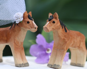 Pony Cake Topper Novia y novio para Country Farm Kentucky Wedding en madera tallada sostenible