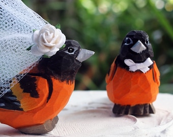 Baltimore Oriole Wedding Cake Topper: Novia y novio de madera tallada a mano Love Bird Cake Topper