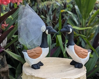Topo de bolo de casamento com ganso-do-canadá - Madeira esculpida à mão, personalizado e sob encomenda.