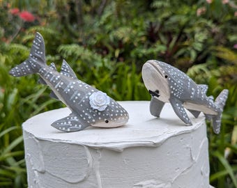 Topo de Bolo Tubarão-Baleia para Casamento - Noivos Esculpidos à Mão em Madeira -- Presente para Recém-Casados/Aniversário
