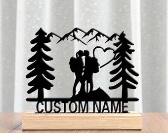Decorazione murale in metallo personalizzata per coppie che praticano escursioni, targa con nome personalizzato, decorazione per avventure all'aria aperta, regalo romantico, ricordo rustico per la casa