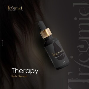 Może przedstawiać: Czarna butelka serum do włos&oacute;w ze złotym dozownikiem. Etykieta głosi "Tricemid Therapy Hair Serum". Tło jest ciemne ze słowami "Therapy Hair Serum" i nazwą marki "Tricemid".
