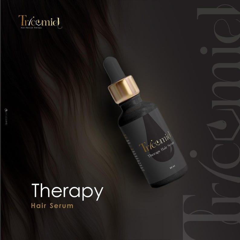 Może przedstawiać: Czarna butelka serum do włos&oacute;w ze złotym dozownikiem. Etykieta głosi "Tricemid Therapy Hair Serum". Tło jest ciemne ze słowami "Therapy Hair Serum" i nazwą marki "Tricemid".