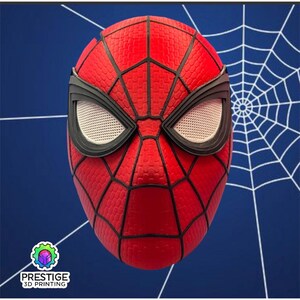 Puede incluir: Una m&aacute;scara de Spider-Man roja y negra con lentes oculares blancas. La m&aacute;scara tiene una superficie texturizada y detalles de telara&ntilde;a negros. La m&aacute;scara est&aacute; sobre un fondo azul con un dise&ntilde;o de telara&ntilde;a blanca. El logotipo "PRESTIGE 3D PRINTING" est&aacute; en la esquina inferior izquierda.