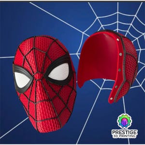 Puede incluir: Una m&aacute;scara de Spider-Man roja y negra con lentes blancas. La m&aacute;scara tiene una superficie texturizada y un dise&ntilde;o de telara&ntilde;a. La imagen tambi&eacute;n muestra una pieza de casco roja separada. El fondo es azul con un dise&ntilde;o de telara&ntilde;a blanca.
