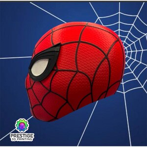 Puede incluir: Una m&aacute;scara roja de Spider-Man con telara&ntilde;as negras y detalles de ojos. La m&aacute;scara tiene una superficie texturizada y est&aacute; sobre un fondo azul con un dise&ntilde;o de telara&ntilde;a blanca. El logotipo "PRESTIGE 3D PRINTING" es visible.