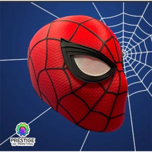 Puede incluir: Una m&aacute;scara roja y negra de Spider-Man con un patr&oacute;n de telara&ntilde;a. La m&aacute;scara tiene marcos de ojos negros con lentes de malla blanca. La m&aacute;scara es un producto impreso en 3D. El logotipo "PRESTIGE 3D PRINTING" es visible.