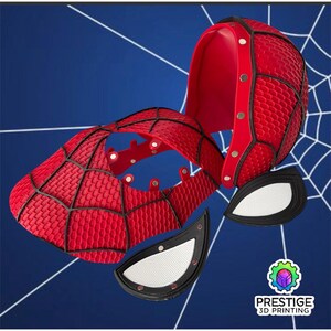 Puede incluir: Una m&aacute;scara de Spider-Man roja y negra, desmontada, con dos piezas para los ojos. La m&aacute;scara tiene un patr&oacute;n texturizado y detalles de telara&ntilde;a negros. El fondo es azul con un dise&ntilde;o de telara&ntilde;a blanca.