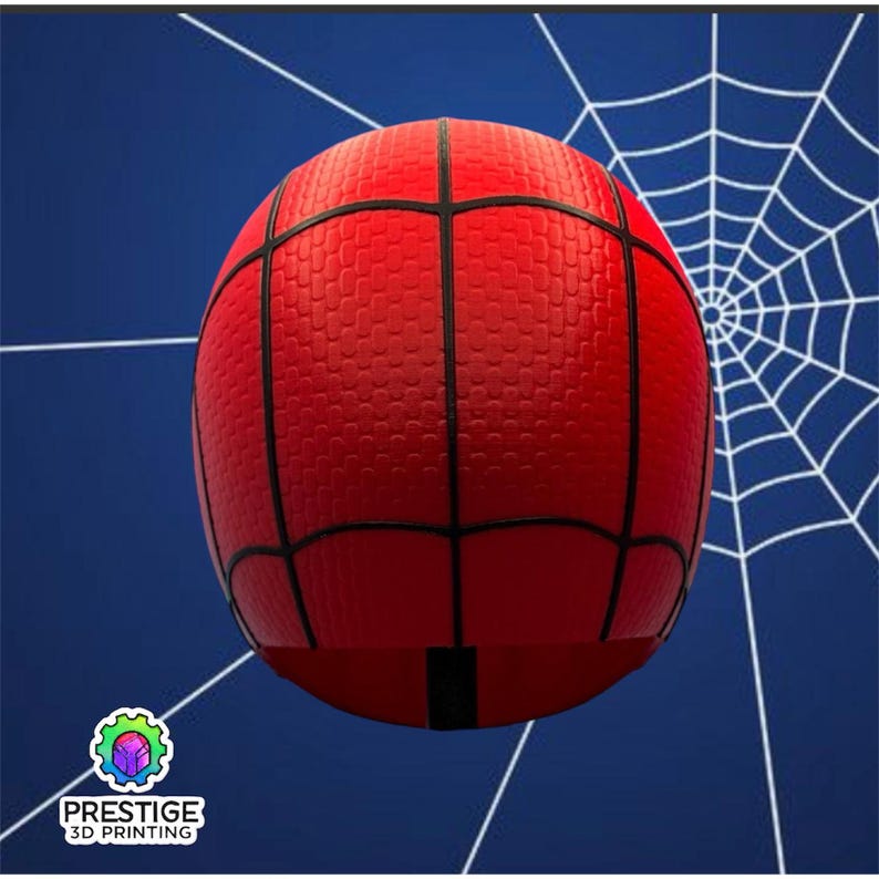 Puede incluir: Una esfera roja con superficie texturizada y l&iacute;neas negras, que se asemeja a una m&aacute;scara de Spider-Man. El fondo es un degradado azul con un dise&ntilde;o de telara&ntilde;a blanca. El logotipo "PRESTIGE 3D PRINTING" est&aacute; en la esquina inferior izquierda.