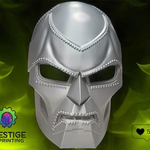 Può includere: Una maschera di Doctor Doom, un supercriminale immaginario dei fumetti Marvel, stampata in 3D in argento. La maschera presenta un design dettagliato con un naso a punta e un'espressione minacciosa. La maschera è un oggetto da collezione popolare per i fan dei fumetti Marvel.